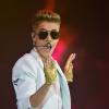 Justin Bieber foi surpeendido por uma fã no palco durante do show que realizava em Dubai, neste domingo, 5 de maio de 2013