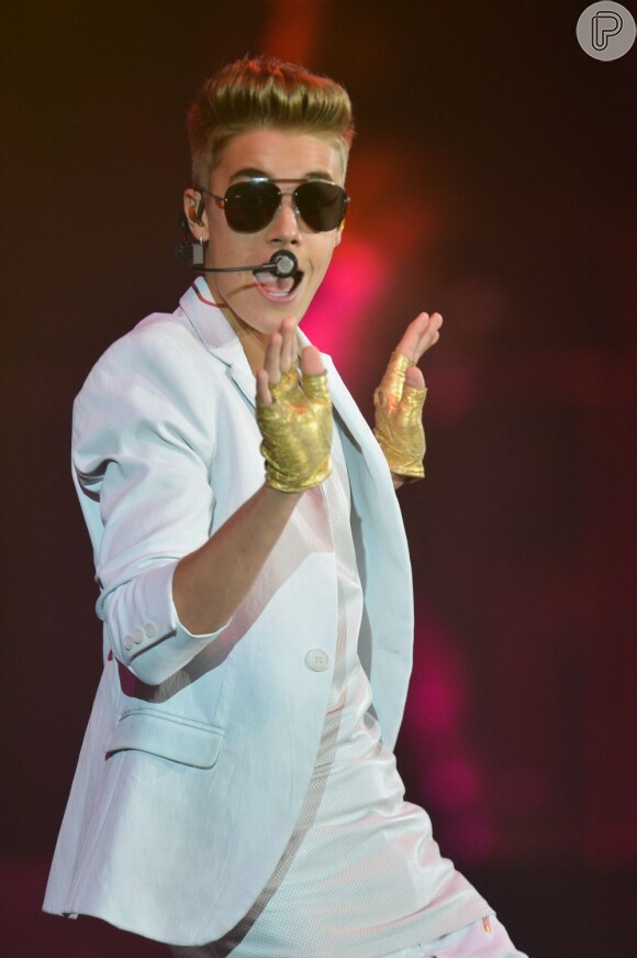 Justin Bieber foi surpeendido por uma fã no palco durante do show que realizava em Dubai, neste domingo, 5 de maio de 2013