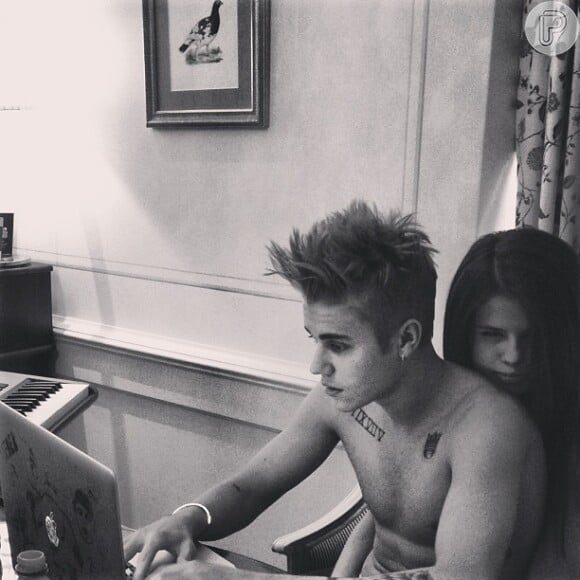 Justin Bieber recentemente publicou uma foto sendo abraçado por Selena Gomez