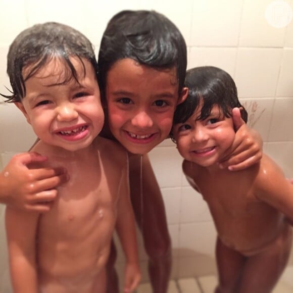 Luana Piovani compartilha foto do seu pequeno durante o banho com os amiguinhos. Quanta fofura!