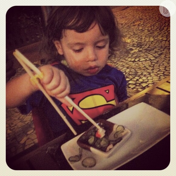 Dom já demonstra ser um apreciador da culinária japonesa. Esse pequeno Super-Homem sabe o que é bom!