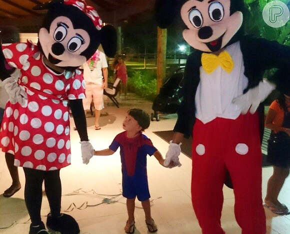 Dom encantado de mãos dadas com a Minnie e o Mickey