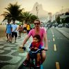 Dom pegando uma carona na bike da mamãe, Luana Piovani, e apreciando a paisagem do Rio de Janeiro