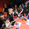 Xuxa inaugura Casa X no Rio e faz alegria dos fãs