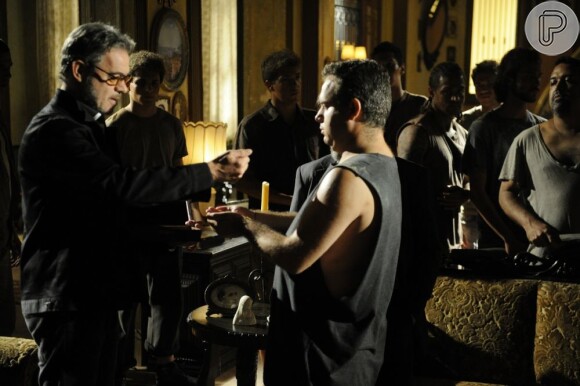 Dentro da mansão de Dom Rafael (Cesar Troncoso), Duque (Jean Pierre Noher) revela ser ex-sócio do mafioso, na novela 'Flor do Caribe'