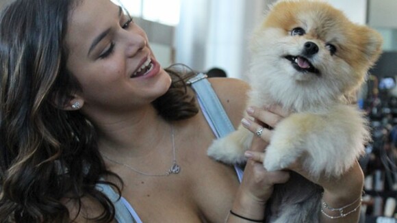 Bruna Marquezine brinca com cãozinho em bastidores de 'I Love Paraisópolis'