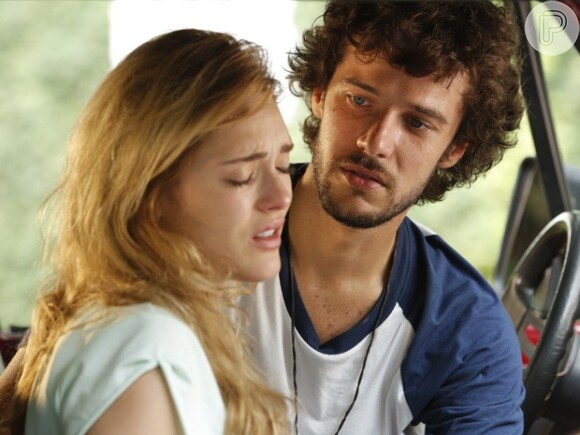 Júlia (Isabelle Drummond) e Pedro (Jayme Matarazzo) se sentem culpados depois do beijo, na novela 'Sete Vidas'