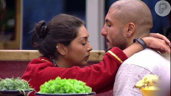 Fernando não aceitou o pedido de namoro, mas já perguntou se Amanda continuará no Rio quando o 'BBB' chegar ao fim