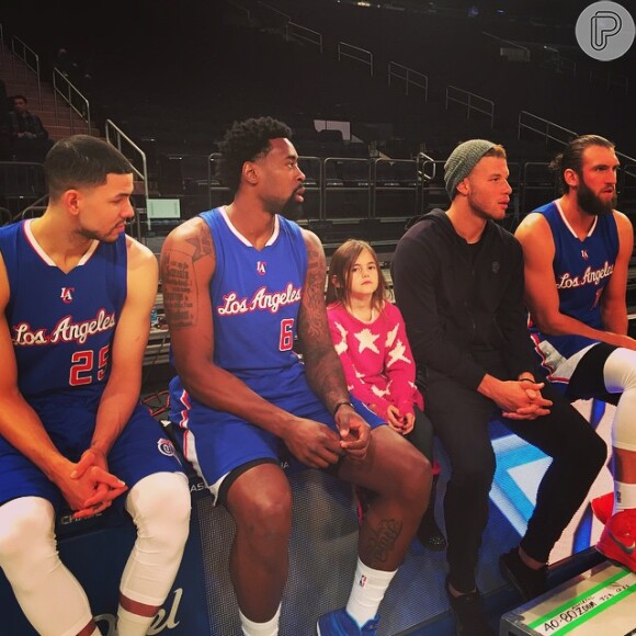 Na última quarta-feira (25), a top filmou sua participação, durante um jogo de basquete dos Knicks de Nova York. Pelo Instagram, ela compartilhou uma foto da sua primogênita, Anja, ao lado dos jogadores