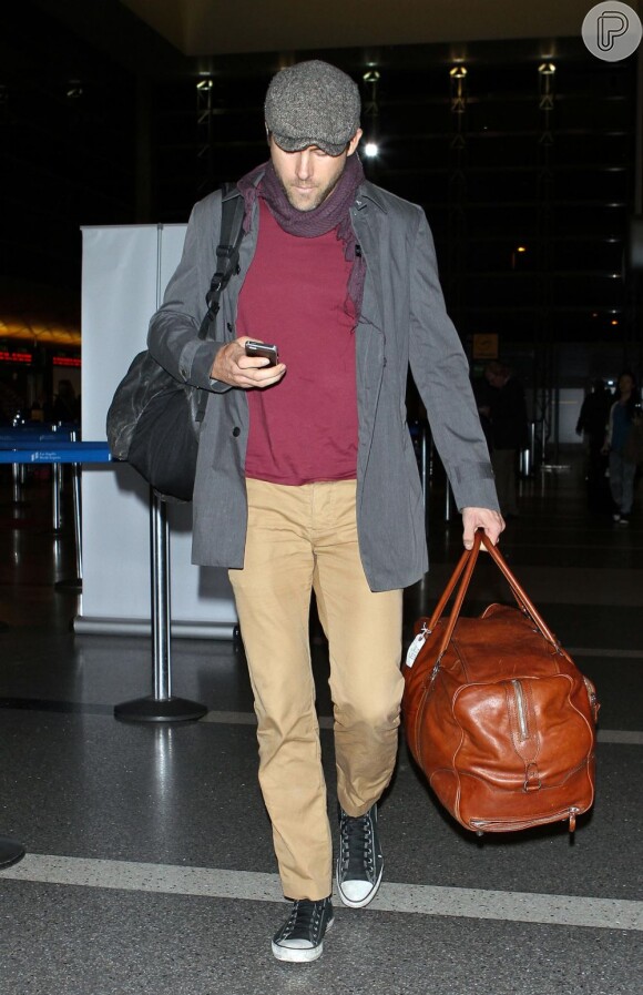 Ryan Reynolds desembarca no aeroporto de Los Angeles, nos Estados Unidos, em 29 de novembro de 2012