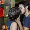Isabella Santoni e Felipe Simas gravam cenas de beijo, que vão ao ar em 'Malhação' nesta segunda-feira, 30 de março de 2015