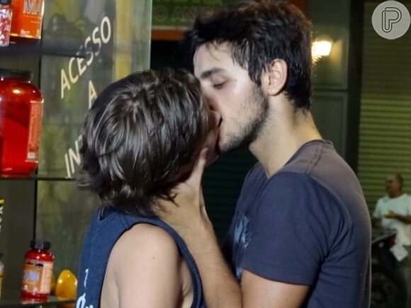 Isabella Santoni e Felipe Simas gravam cenas de beijo, que vão ao ar em 'Malhação' nesta segunda-feira, 30 de março de 2015