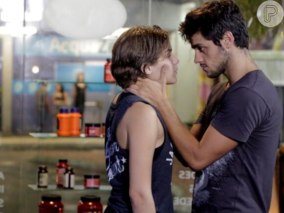 Isabella Santoni e Felipe Simas serão surpreendidos por Pedro (Rafael Vitti), que ficará decepcionado