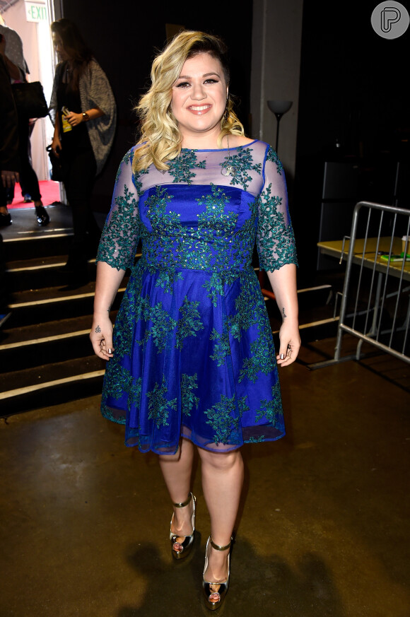 Kelly Clarkson apostou em um vestido azul bic bordado e sandálias