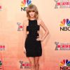 Taylor Swift escolheu um vestido curto Kaufmanfranco para o iHeartRadio Music Awards 2015, que aconteceu neste domingo, 29 de março de 2015
