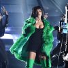 Rihanna chegou de helicóptero na premiação com um vestido justo Adam Selman combinado com casaco de pelos da Versace, botas e óculos verdes