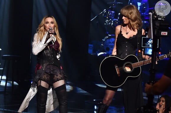 Madonna convida Taylor Swift para tocar violão enquanto canta a música 'Ghosttown', segundo single do álbum 'Rebel Heart', cuja turnê virá para o Brasil em 2016