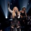 Madonna se apresenta com outro figurino no palco do Shrine Auditorium, em Los Angeles