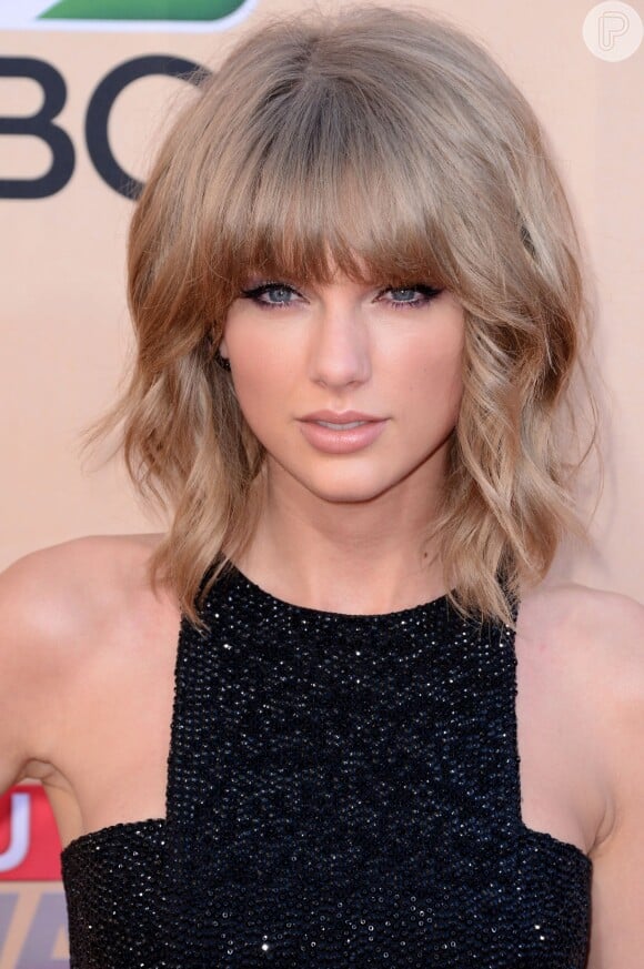 A maquiagem leve destacou os olhos de Taylor Swift