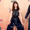 A atriz Carice van Houten deixou as pernas de fora no look escolhido para o iHeartRadio Music Awards 2015
