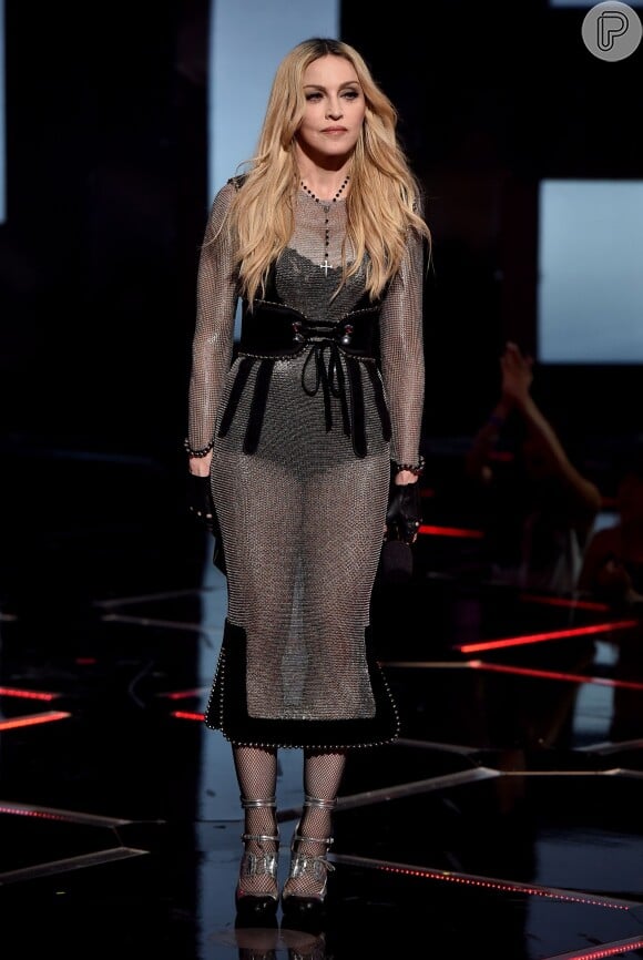 Madonna se apresentou no iHeartRadio Music Awards 2015 com look assinado por Alexander Wang
