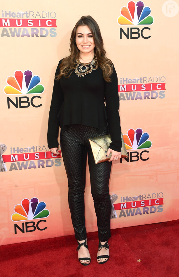Sophie Simmons foi de total black ao iHeartRadio Music Awards 2015