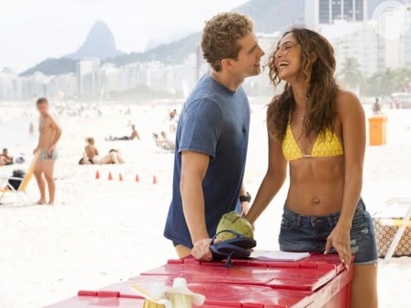 Regina (Camila Pitanga) e Vinícius (Thiago Fragoso) se conheceram na praia, na novela 'Babilônia'