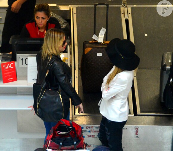 Danielle Winits evita ser fotografada em aeroporto após rumores de separação, nesta segunda-feira, 30 de março de 2015