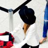 Danielle Winits evita ser fotografada em aeroporto após rumores de separação, nesta segunda-feira, 30 de março de 2015