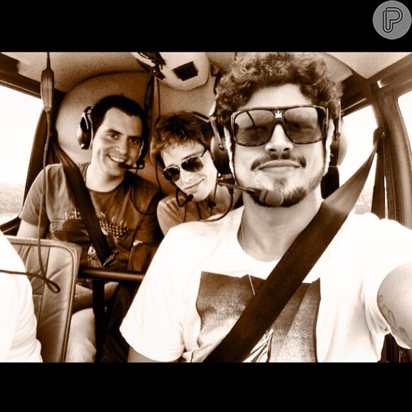 Caio Castro publica foto do seu pirmeiro voo solo no Instagram, em 9 de maio de 2013