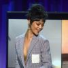 Rihanna abusou do decote em evento realizado nos Estados Unidos