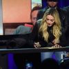 Madonna ousou ao se debruçar em mesa durante lançamento de serviço de música em streaming, em Nova York, nos Estados Unidos