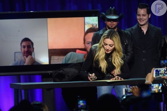 Madonna ousou ao se debruçar em mesa durante lançamento de serviço de música em streaming, em Nova York, nos Estados Unidos