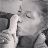 Gisele Bündchen publica foto beijando os pés da filha, Vivian, de 5 meses