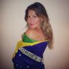 Gisele Bündchen posa com a bandeira do Brasil