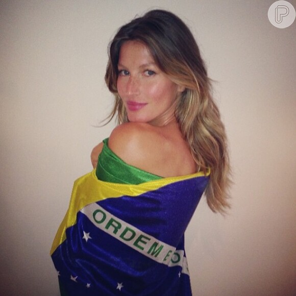 Gisele Bündchen posa com a bandeira do Brasil