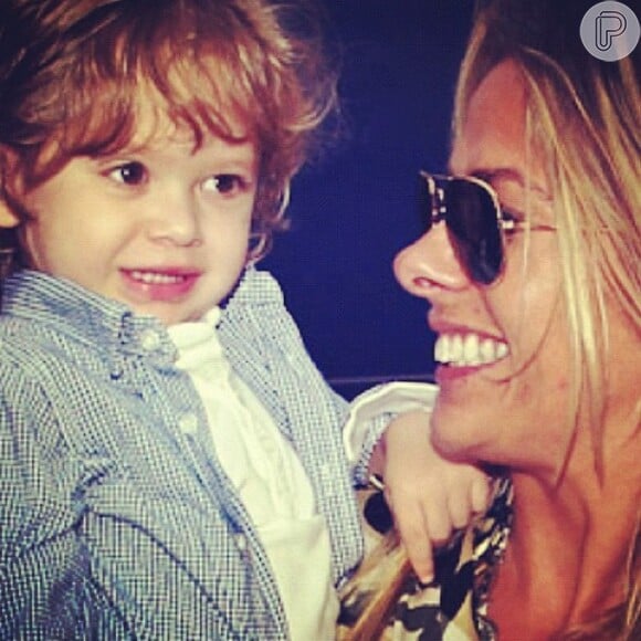 O pequeno Vittorio, de 1 ano e 9 meses, filho de Adriane Galisteu, está com apenas dois anos e já tem seu próprio Instagram A mamãe coruja postou uma foto dos dois com a leganda: 'amor que não se mede...'