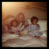 Carinhosamente, Mariah Carey chama os gêmeos, Monroe e Moroccan, de Deam Babys e postou uma foto com elas em sua cama esperando o papai, Nick Cannon,  para assistirem televisão juntos