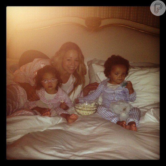 Carinhosamente, Mariah Carey chama os gêmeos, Monroe e Moroccan, de Deam Babys e postou uma foto com elas em sua cama esperando o papai, Nick Cannon,  para assistirem televisão juntos