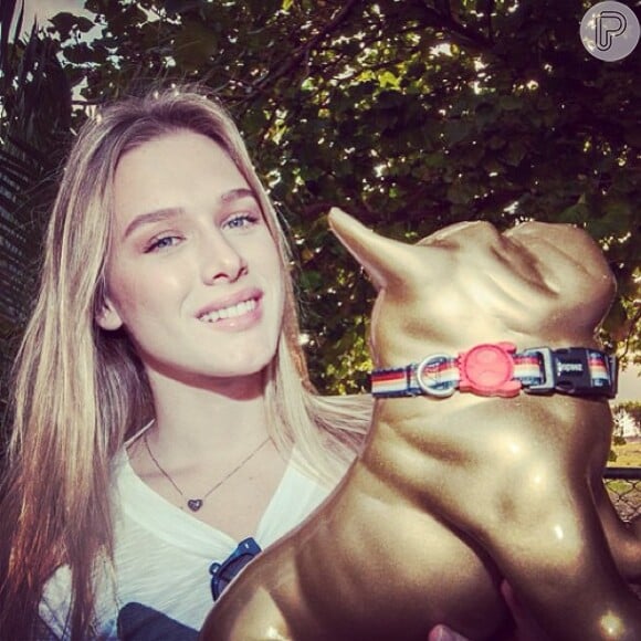 A atriz Fiorella Mattheis também participou da campanha, customizando a estátua de um buldogue dourado