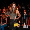 Na São Paulo Fashion Week de abril de 2014, Giovanna Lancellotti usou look elegante com saia de couro preta combinado com acessórios amarelos