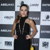 Já na pré-estreia de 'Entre Abelhas' no Rio de Janeiro, Giovanna Lancellotti apostou em vestido preto curtinho