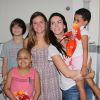 Durante a visita à instituição beneficente, Lisandra Souto contou com a companhia dos filhos, Yasmin, de 15 anos, e Yago, de 12, frutos do casamento com o ex-jogador de vôlei Tande