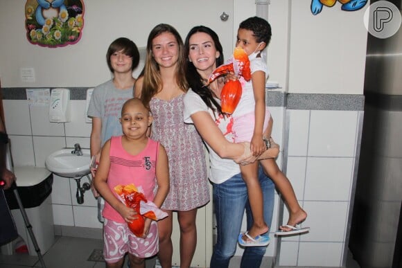 Durante a visita à instituição beneficente, Lisandra Souto contou com a companhia dos filhos, Yasmin, de 15 anos, e Yago, de 12, frutos do casamento com o ex-jogador de vôlei Tande