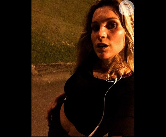 Flávia Alessandra faz caminhada noturna para queimar calorias antes de comer doces na Páscoa: 'Amanhã é dia de chocolate', brincou ela na noite desta quinta-feira, 2 de abril de 2015