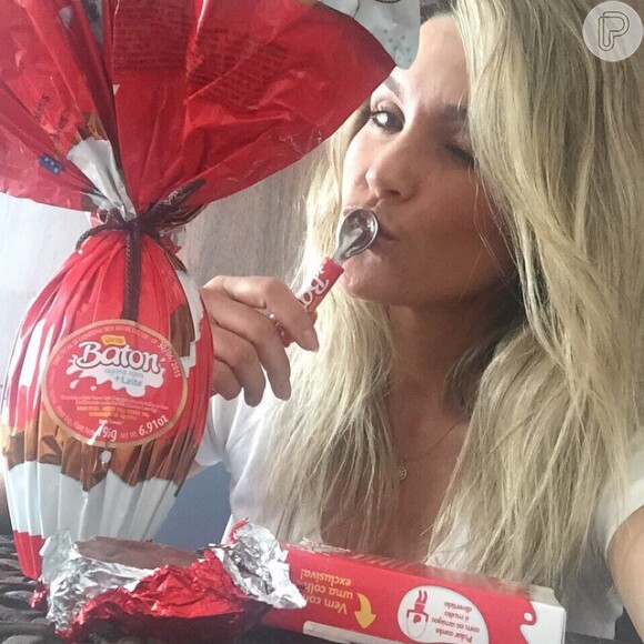 Flávia Alessandra adora chocolates e já mostrou que ganhou um ovo de Páscoa