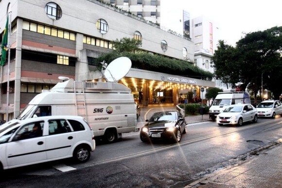 Equipes de televisão estão posicionadas na frente do Hospital Sírio-Libânes, em São Paulo, onde Netinho está internado