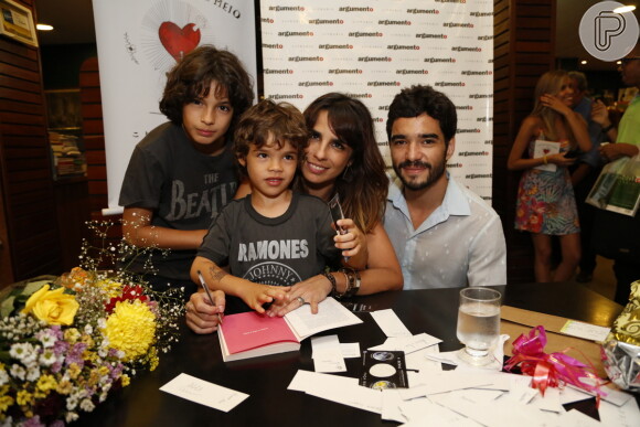Maria Ribeiro tem dois filhos: João, de 10 anos, fruto de seu relacionamento com Paulo Betti, e bento, de 4, de seu casamento com Caio Blat