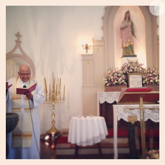 Angélica publica uma foto de Padre Jorjão na missa de batismo de Eva