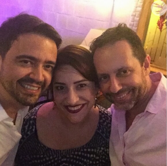 Simone Gutierrez posa com Daniel Ortiz e amigo na festa